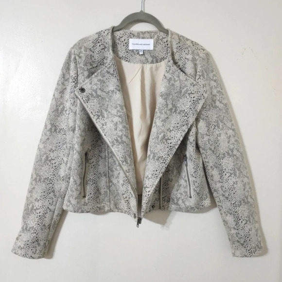 CUPCAKES & CASHMERE Isabell Faux-Suede Cropped Motto Snake Print Jacket, M - Picture 9 of 14
